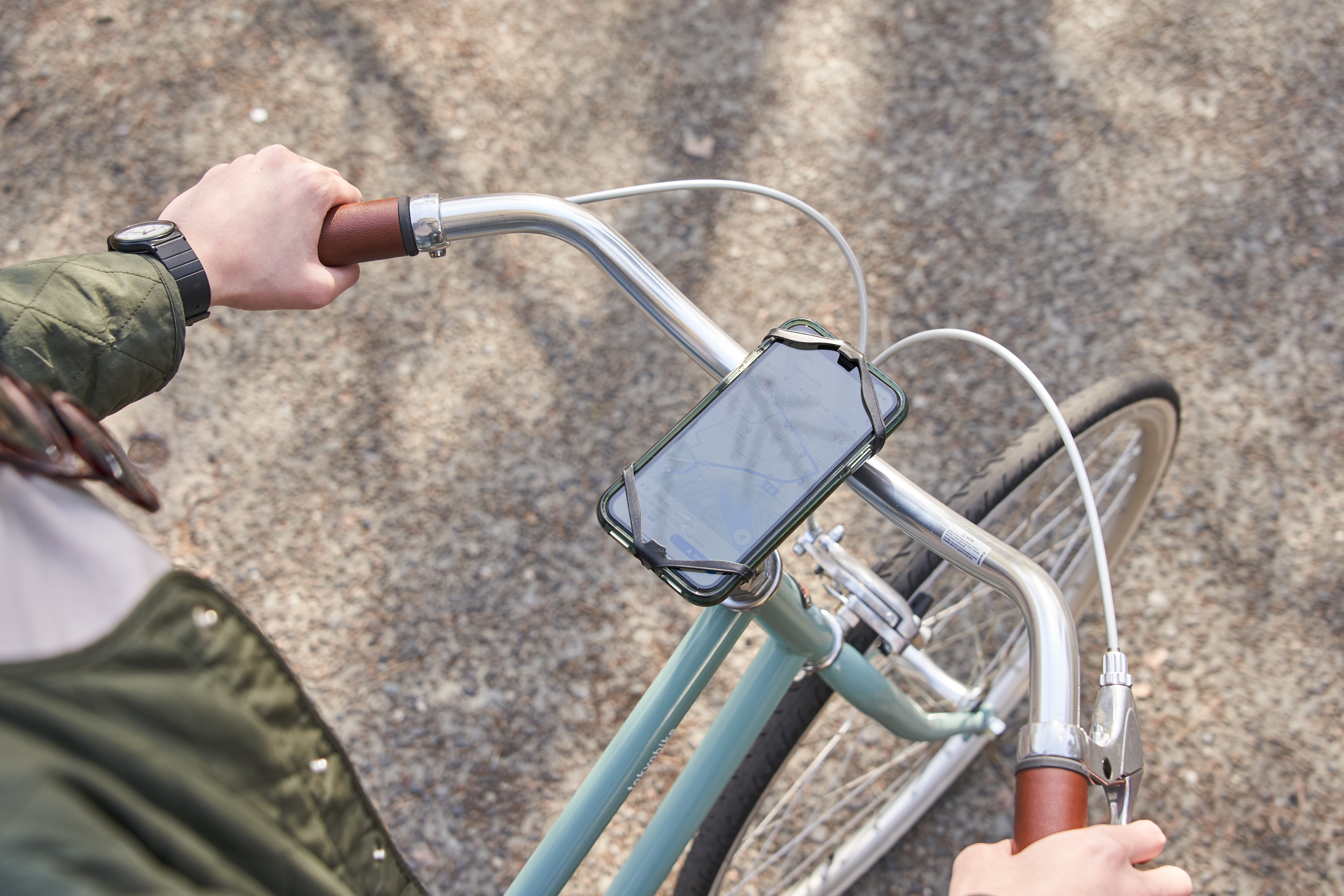 自転車にスマートフォンを固定できます。地図案内に便利