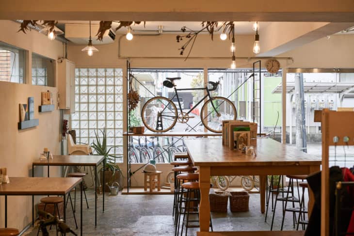 高円寺店のカフェスペース Tokyobike