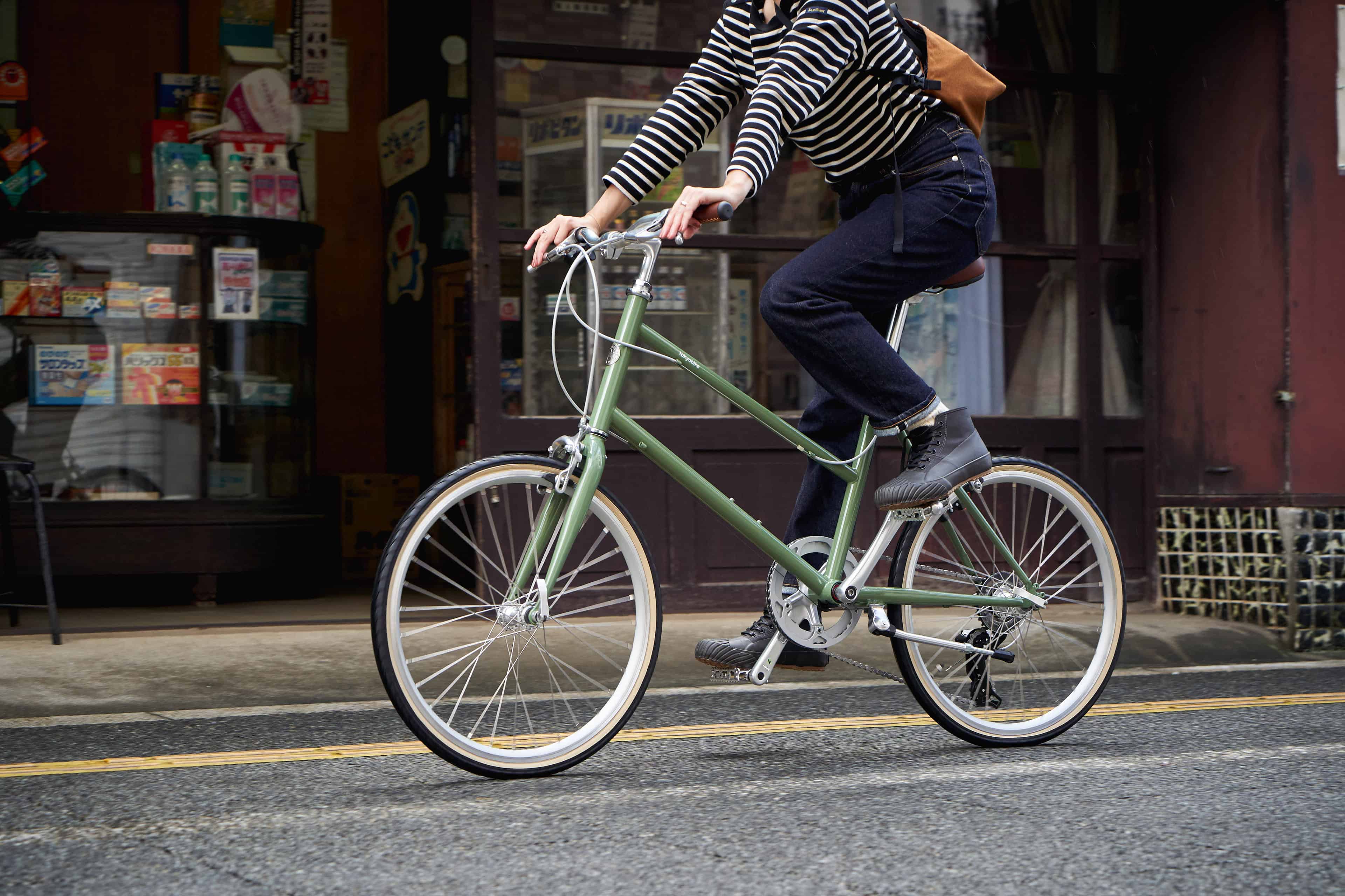 TOKYOBIKE CALIN LIMITED ARTICHOKE　自転車をアクティブに乗る女性