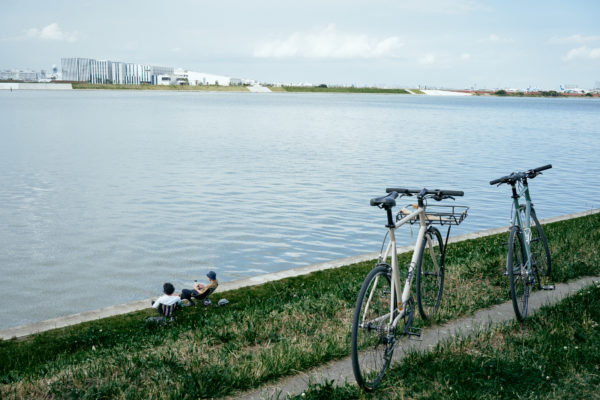 暑い夏の1日、2人のトーキョーバイクスタッフと羽田空港近くのベイエリアをサイクリングしてきました。