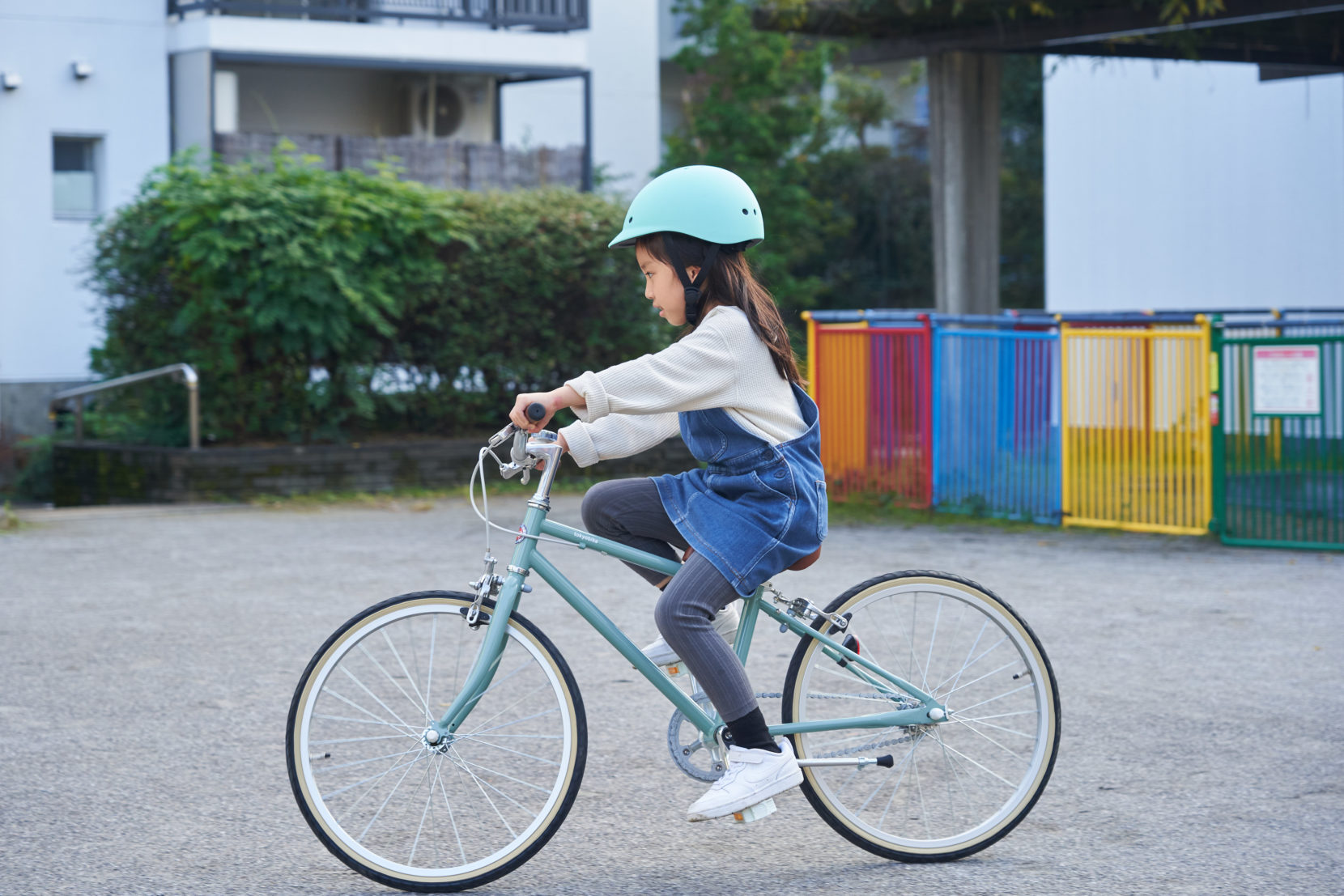 TOKYOBIKE Jr. Comfy ジュニア向け自転車を練習している女の子