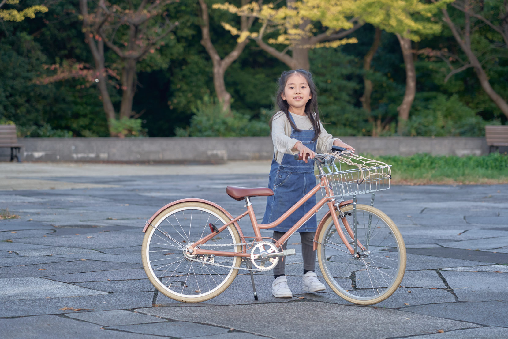 TOKYOBIKE Jr. Step ベージュレッド ジュニア向け自転車で遊ぶ女の子