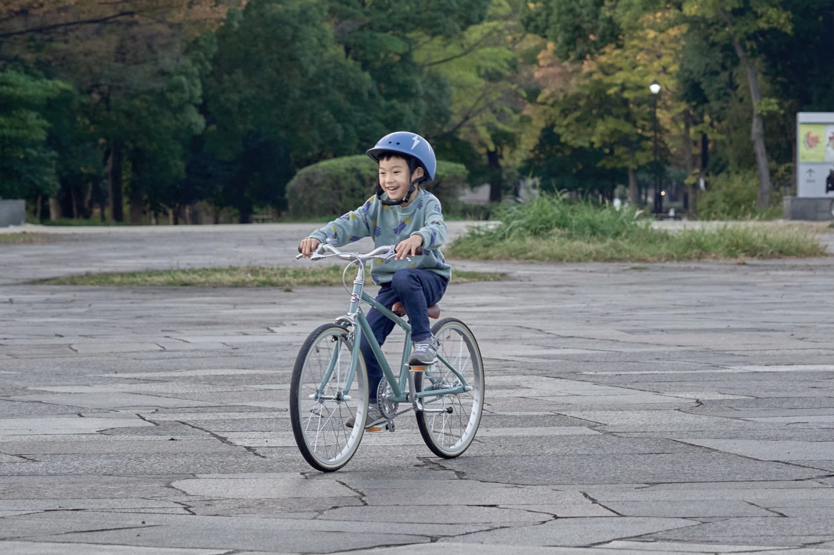TOKYOBIKE Jr. Comfy ブルージェイド ジュニア向け自転車で遊ぶ男の子