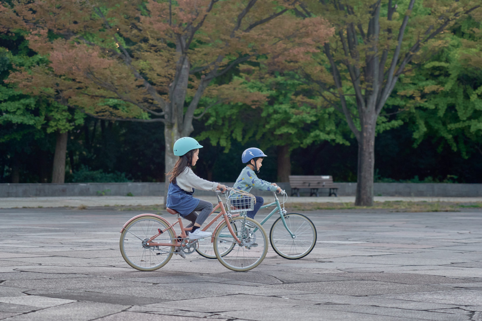 TOKYOBIKE Jr. Step Comfy 公園で女の子と男の子が自転車で遊んでいる