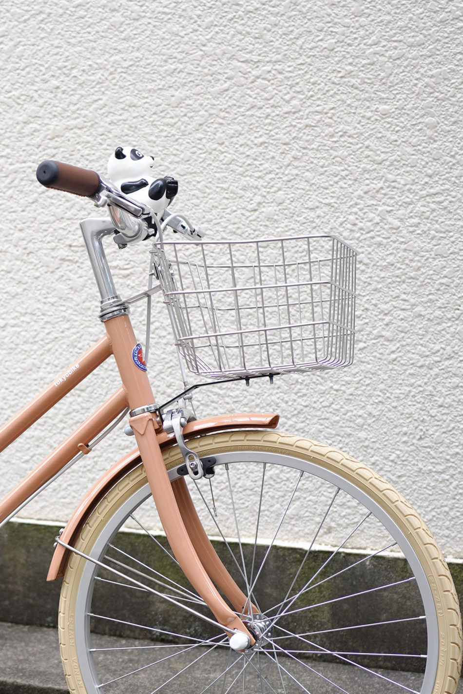 TOKYOBIKE Jr. Step ベージュレッドに子供用の自転車バスケットとパンダのアクセサリー