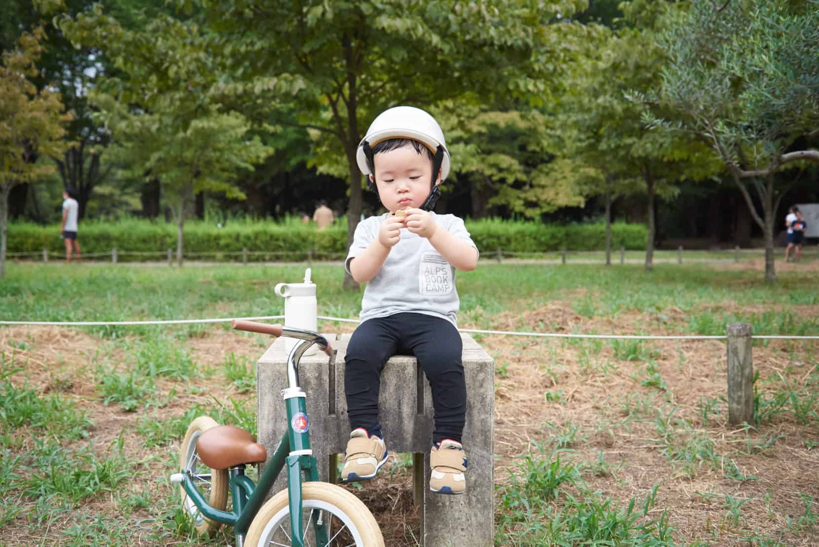 tokyobike paddle キックバイクを休憩する男の子